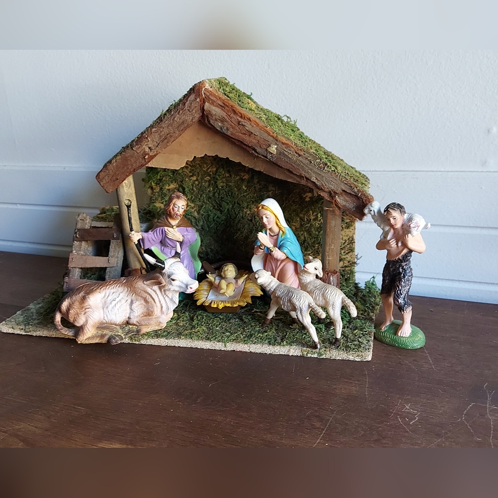 Small nativity scene with 7 vintage Italian-made figurines
